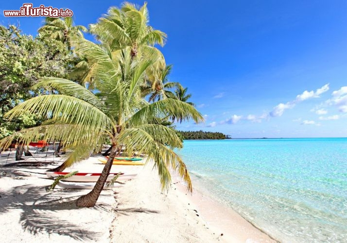 La bianca spiaggia di Tahaa, in Polinesia Francese, è bordata d aun mare turchese, cristallino - © DONNAVVENTURA® 2012 - Tutti i diritti riservati - All rights reserved