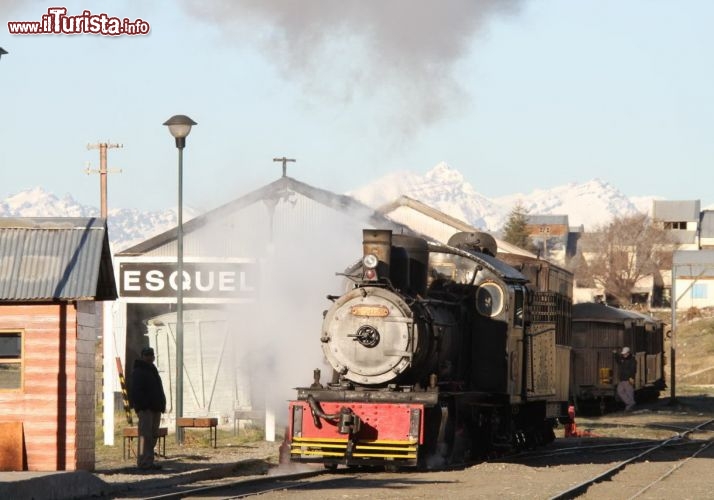 La trochita, la locomotiva tradizionale a vapore, presso la stazione di Esquel - © DONNAVVENTURA® 2012 - Tutti i diritti riservati - All rights reserved