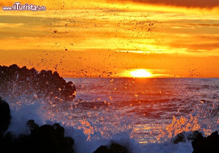 Un tramonto in riva al mare presso Hanga Roa, sull'isola di Pasqua - © DONNAVVENTURA® 2012 - Tutti i diritti riservati - All rights reserved