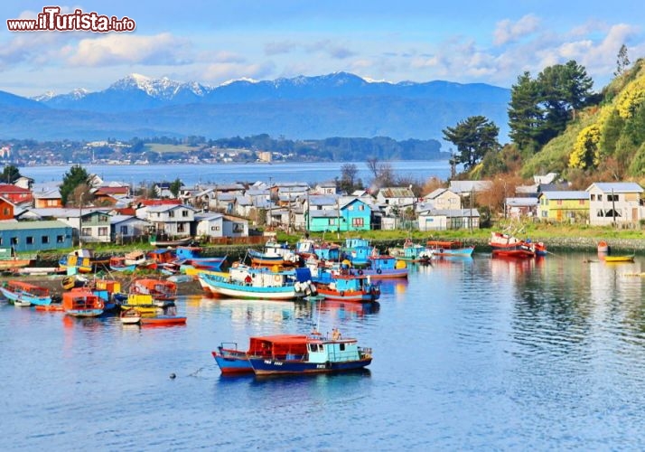 Un colorato villaggio di pescatori, nei pressi di Puerto Montt in Cile - © DONNAVVENTURA® 2012 - Tutti i diritti riservati - All rights reserved