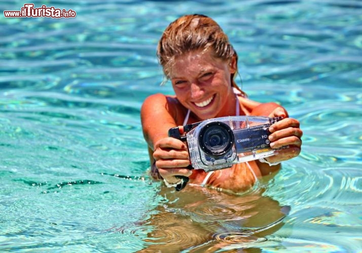 Stefania e la sua inseparabile telecamera subacquea - © DONNAVVENTURA® 2012 - Tutti i diritti riservati - All rights reserved