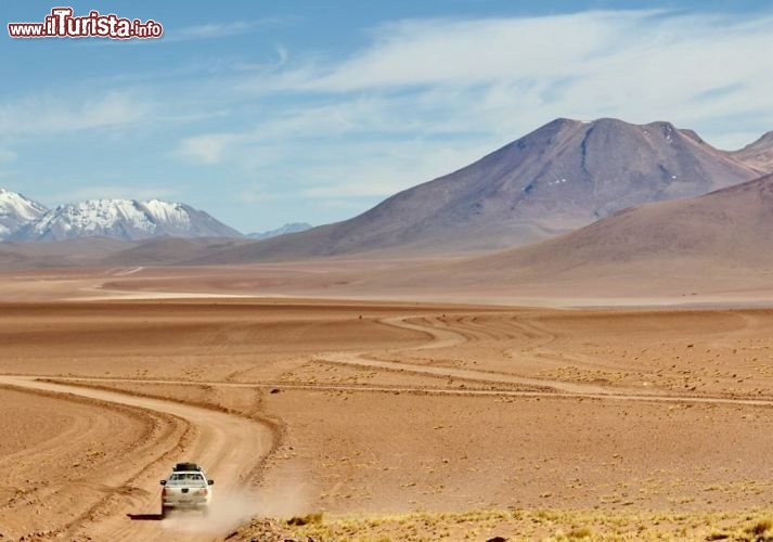 I pick up lungo lo sterrato che conduce ai geysers del Tatio - © DONNAVVENTURA® 2012 - Tutti i diritti riservati - All rights reserved