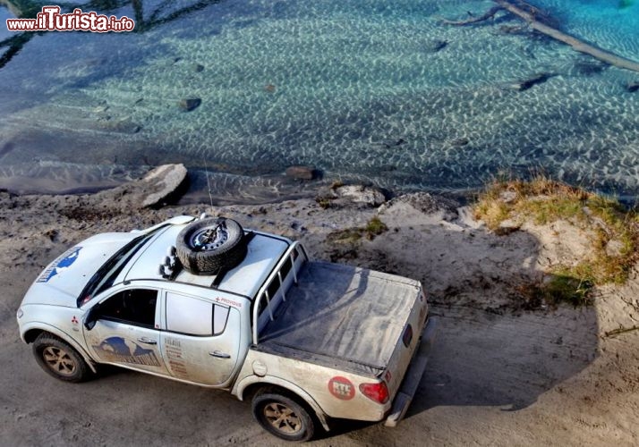 Un Pick up Mithsubishi costeggia un corso dacqua nei pressi di Villa la Angostura - © DONNAVVENTURA® 2012 - Tutti i diritti riservati - All rights reserved
