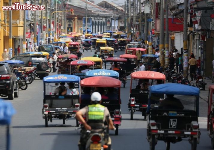Il caotico centro di iquitos con i moto taxi, la versione sudamericana dei tuk-tuk - © DONNAVVENTURA® 2012 - Tutti i diritti riservati - All rights reserved