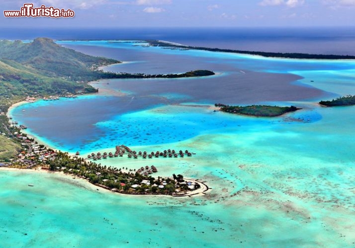 L'incredibile laguna di Bora Bora vista dall'alto assume tonalità fantastiche - © DONNAVVENTURA® 2012 - Tutti i diritti riservati - All rights reserved