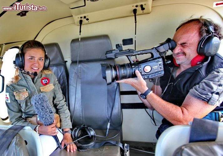 Michela sull'elicottero col cameraman luca: stanno per effettuare il sorvolo della  laguna di Noumea, in Nuova Caledonia - © DONNAVVENTURA® 2012 - Tutti i diritti riservati - All rights reserved