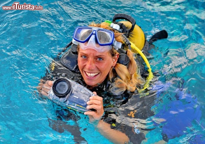 Stefania si prepara per l'immersione nelle acque limpide di Bora Bora, uno dei veri paradisi per subacquei - © DONNAVVENTURA® 2012 - Tutti i diritti riservati - All rights reserved