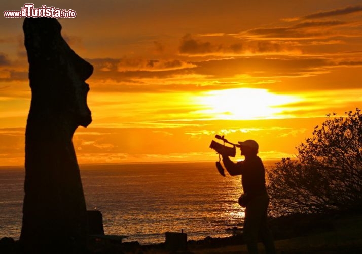 Il cameraman Luca intento nel riprendere un Moai nel sito di Tongariki - © DONNAVVENTURA® 2012 - Tutti i diritti riservati - All rights reserved