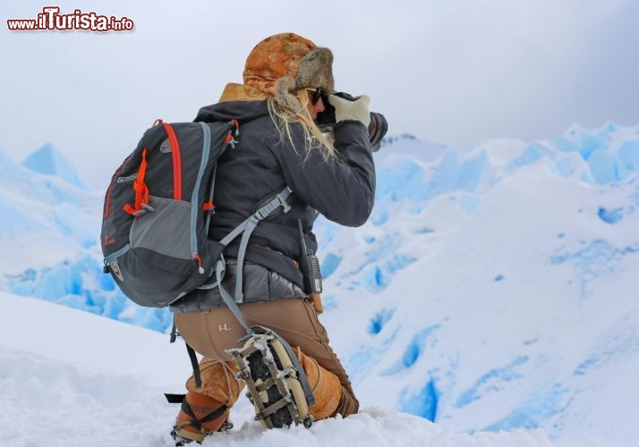 Stefania scatta foto al Perito moreno - © DONNAVVENTURA® 2012 - Tutti i diritti riservati - All rights reserved