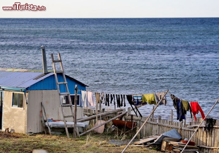 Casette presso lo Stretto di Magellano. Grazie a questo canale il grande navigatore fu in grado di compiere il primo giro del mondo, evitando di transitare presso le temibili e tempestose rocce di Capo Horn, la punta meridionale del Sudamerica - © DONNAVVENTURA® 2012 - Tutti i diritti riservati - All rights reserved