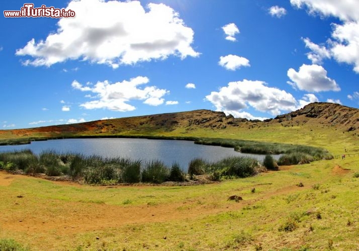 Il cratere del vulcano Raraku, sull'siola di Rapa Nui, oramai spento - © DONNAVVENTURA® 2012 - Tutti i diritti riservati - All rights reserved