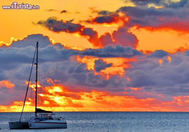 Un tramonto spettacolare sui tropici: ci troviamo sull'Ilot Maitre in Nuova Caledonia- © DONNAVVENTURA® 2012 - Tutti i diritti riservati - All rights reserved