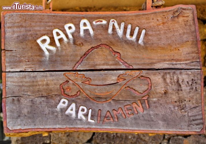 Un cartello di Rapa-Nui nel centro di Hanga Roa - © DONNAVVENTURA® 2012 - Tutti i diritti riservati - All rights reserved