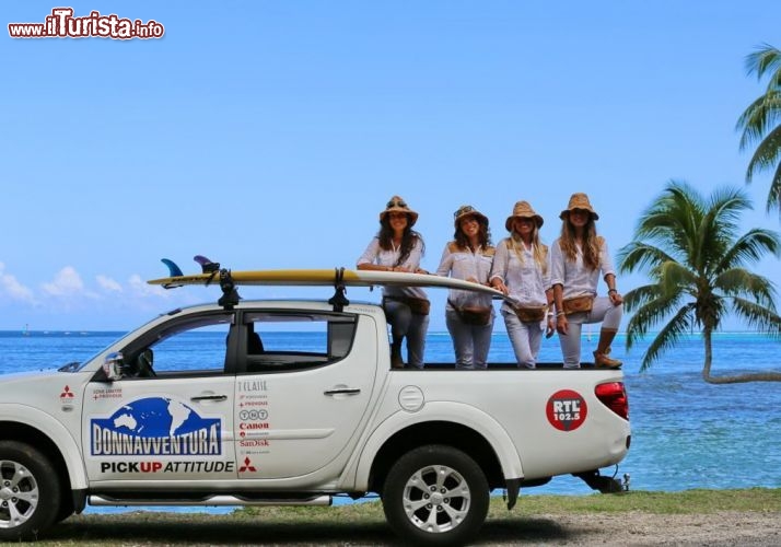 Il team sul pick up con il mare di Moorea sullo sfondo  - © DONNAVVENTURA® 2012 - Tutti i diritti riservati - All rights reserved