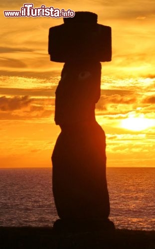 Un Moai al tramonto presso Hanga Kioe - © DONNAVVENTURA® 2012 - Tutti i diritti riservati - All rights reserved