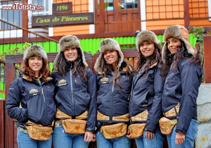 Il Team a Ushuaia, il sorriso testimonia la soddisfazione di essere nel sud della Terra, le ragazze stanno vivendo nel 2012, un "vera fine del mondo"! - © DONNAVVENTURA® 2012 - Tutti i diritti riservati - All rights reserved