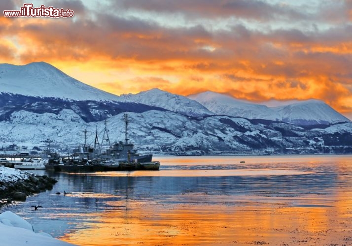 L'alba sul mare presso Ushuaia, in Argentina. Non è per questo che Magellano chiamò questa regione come Terra del Fuoco, bensì per i falò che gli indios accendevano nell'entroterra, e che il navigatore aveva osservato a bordo della sua nave - © DONNAVVENTURA® 2012 - Tutti i diritti riservati - All rights reserved