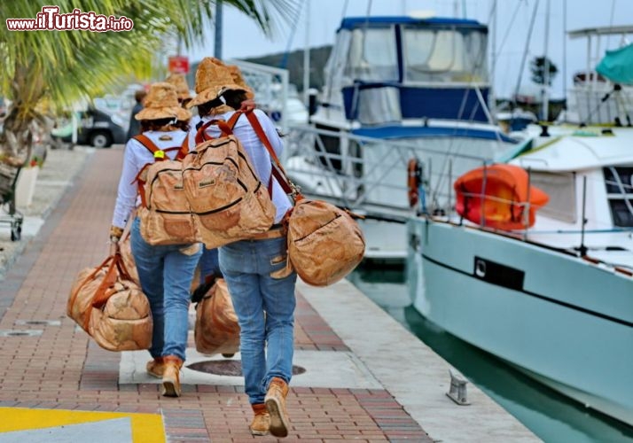 il team si prepara per l'imbarco sul catamarano a Noumea, in Nuova Caledonia - © DONNAVVENTURA® 2012 - Tutti i diritti riservati - All rights reserved