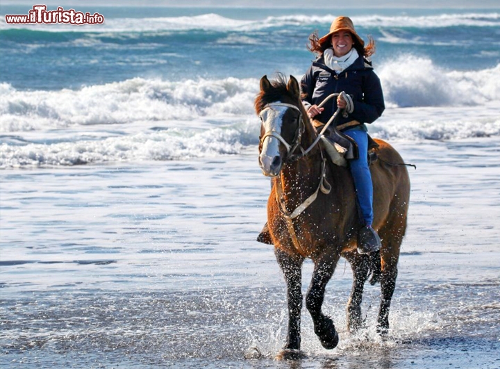 Cavalcata di valentina sulla spiaggia dell'oceano Pacifico, presso Pichilemu - © DONNAVVENTURA® 2012 - Tutti i diritti riservati - All rights reserved