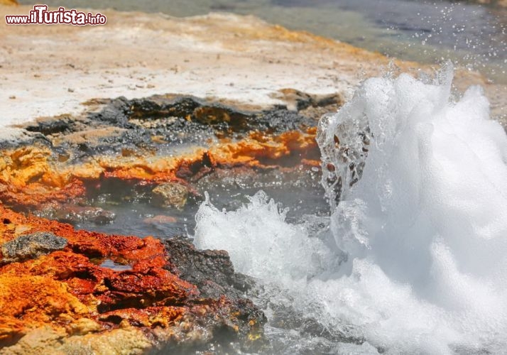 le acque che sgorgano dai geysers ed i depositi colorati di minerali - © DONNAVVENTURA® 2012 - Tutti i diritti riservati - All rights reserved