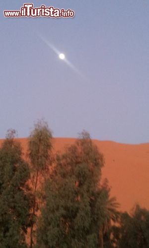 Nel deserto di Merzouga si solleva la luna, come un diamente nel cielo - Foto di Mara Agostini