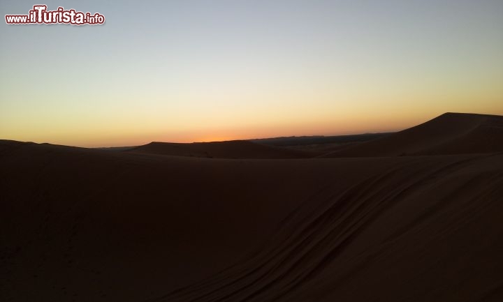 L'alba nel deserto di Merzouga: è uno dei classici della zona. l'escursione per vedere sorgere il sole sull'Erg Chebbi. - Foto di Mara Agostini