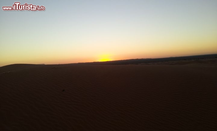 Alba nell'Erg Chebbi:il sole sta per accendere di colori il deserto di Merzouga - Foto di Mara Agostini