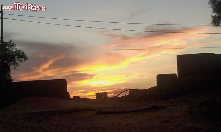 Tramonto a Merzouga: il sole scende ad ovest e quindi in direzione dell'Atlante e  lontano dalle dune di Erg Chebbi - Foto di Mara Agostini