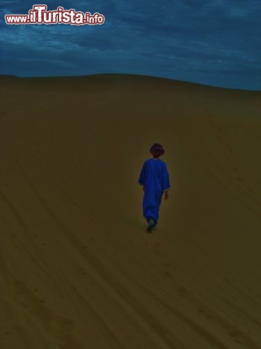 M'barek , un nomade del deserto di Merzouga, in marcia sulle dune dell'Erg Chebbi - Foto di Mara Agostini