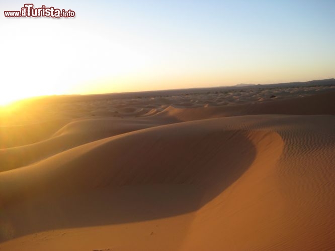 L'alba a Merzouga sulla distesa di dune dell'Erg Chebbi - Foto di Mara Agostini