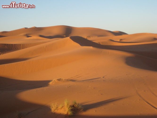Il fascino delle grandi dune dell'Erg Chebbi, siamo in Marocco nei pressi di Merzouga - Foto di Mara Agostini