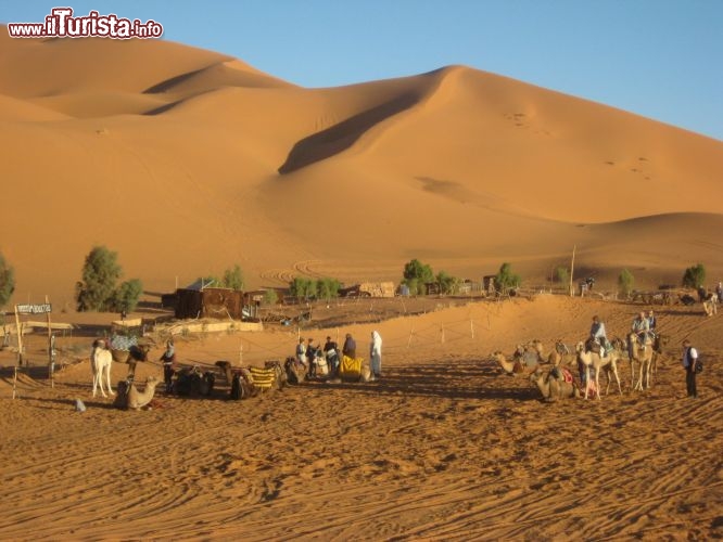 Al bivacco di Merzouga, sullp sfondo le grandi dune di sabbia dell'Erg Chebbi - Foto di Mara Agostini