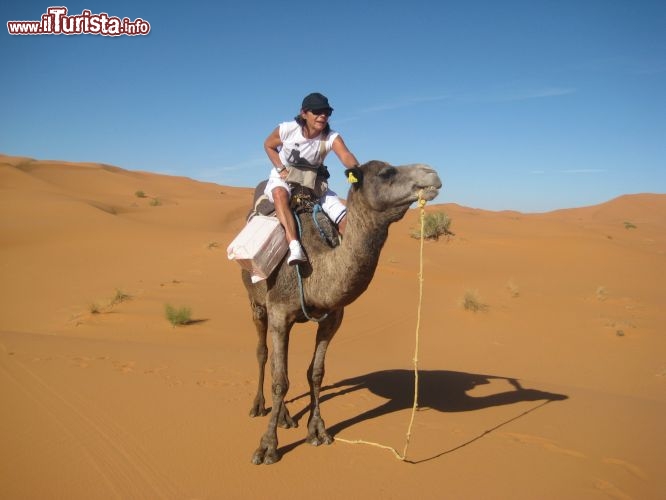 Io col dromedario in attesa di affrontare le dune dell'Erg Chebbi a Merzouga, Marocco - Foto di Mara Agostini
