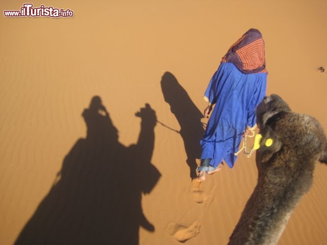 Passeggiata tra le dune di Merzouga, una foto scattata in groppa al dromedario, immortalando le ombre sulla sabbia - Foto di Mara Agostini