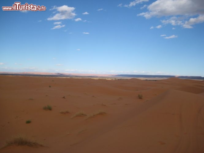 il deserto di Merzouga in Marocco: sullo sfondo il colore rosa indica un altro grande cordone di dune di sabbia - Foto di Mara Agostini