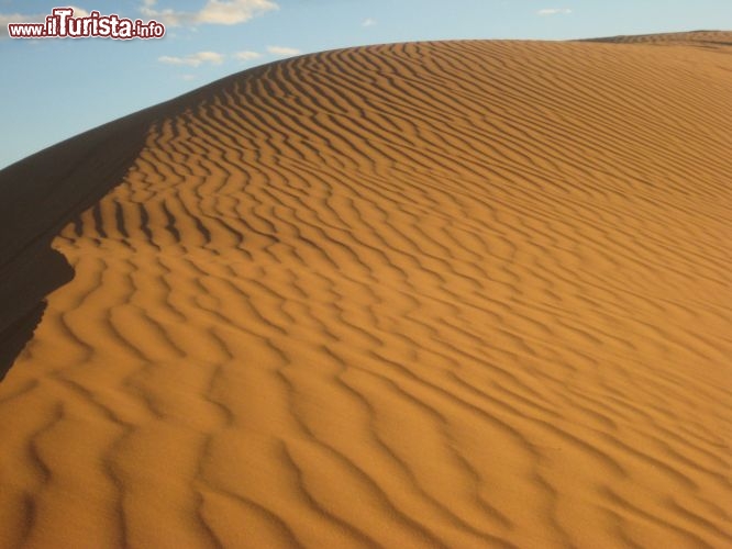 Una grande duna di sabbia dell'Erg Chebbi, con i ripples da vento che creano tante ondine, come il fondo del mare - Foto di Mara Agostini
