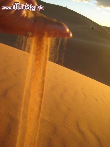All'alba le sabbie dell'Erg Chebbi, le dune di Merzouga, si colorano delle tinte dell'oro - Foto di Mara Agostini