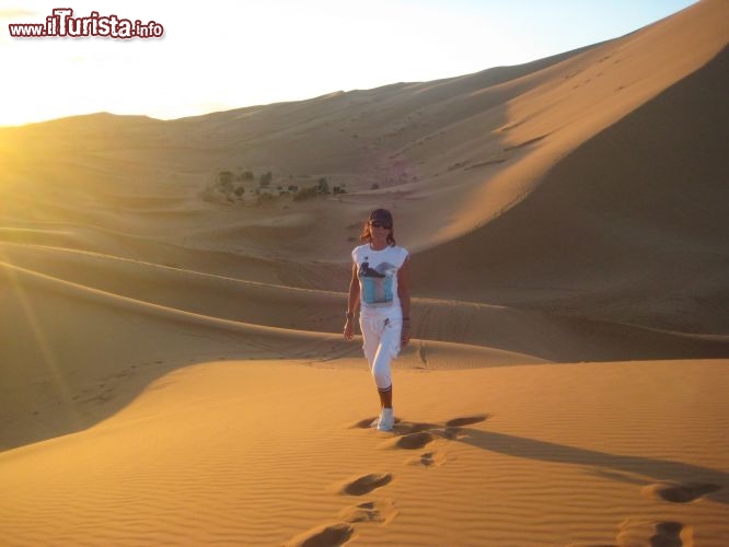 Trekking tra le dune di Merzouga: ci troviamo sull'Erg Chebbi, il piccolo mare di sabbia del Marocco - Foto di Mara Agostini