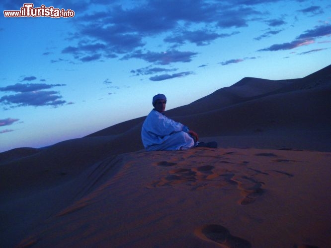 Un Nomade nel deserto di Merzouga contempla le dune di Erg Chebbi ancora avvolte dal crepuscolo - Foto di Mara Agostini
