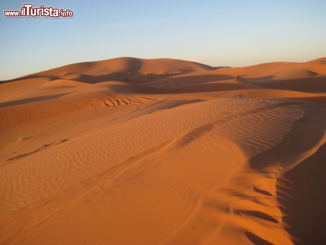 Le dune di Merzouga all'alba e al tramonto assumono una profonda colorazione rossastra - Foto di Mara Agostini