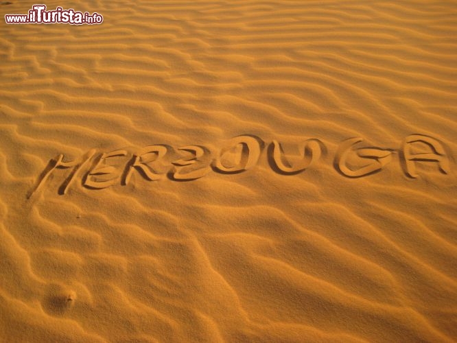 Le dune di Merzouga, con autografo direttamente sull'Erg Chebbi del Marocco - Foto di Mara Agostini