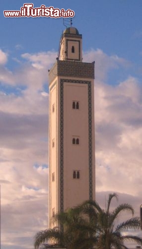 Uno slanciato minareto a Fes, la capitale culturale del Marocco - Foto di Mara Agostini