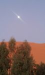 Nel deserto di Merzouga si solleva la luna, come ...