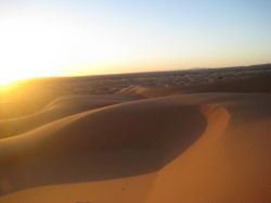 L'alba a Merzouga sulla distesa di dune dell'Erg ...