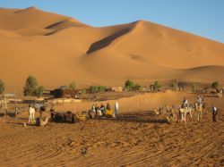 Al bivacco di Merzouga, sullp sfondo le grandi ...