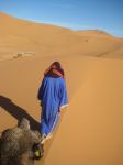 Passeggiata con il dromedario tra le dune di ...