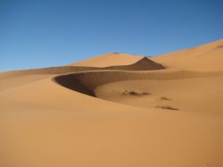 Le linee morbide delle dune di sabbia Merzouga, ...