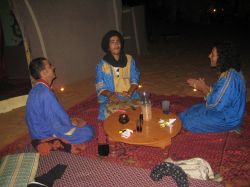 Cantano i berberi del Marocco nell'oasi la ...