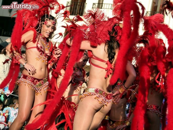 Audaci danzatrici di Samba al Carnevale portoghese di Sesimbra. Ci troviamo a sud della Capitale Lisbona, nel cuore della tradizione carnevalesca del portogallo. Molti credono che la patria del Carnevale sia il Brasile, ma in realtà le feste di Rio de Janairo ed altre località carioca derivano dal Carnaval Portugues, che ha tradizioni decisamente anteriori alla scoperta delle americhe - © Lusoimages / Shutterstock.com