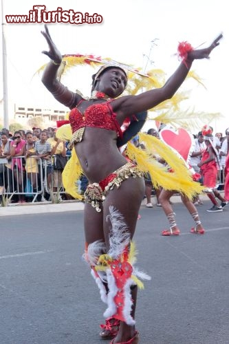Ballerina al carnevale di Praia, siamo a Capo Verde. L'arcipelago al largo delle coste occidentali dell'africa è famoso per la sua cultura un pò a metà strada tra le tradizioni animistiche africanee le contaminazioni musicali dal Brasile, che creano un mix esplosivo di gioia e spontaneità che culminano certamente durante le festevità del carnevale - © Alexander Manykin / Shutterstock.com